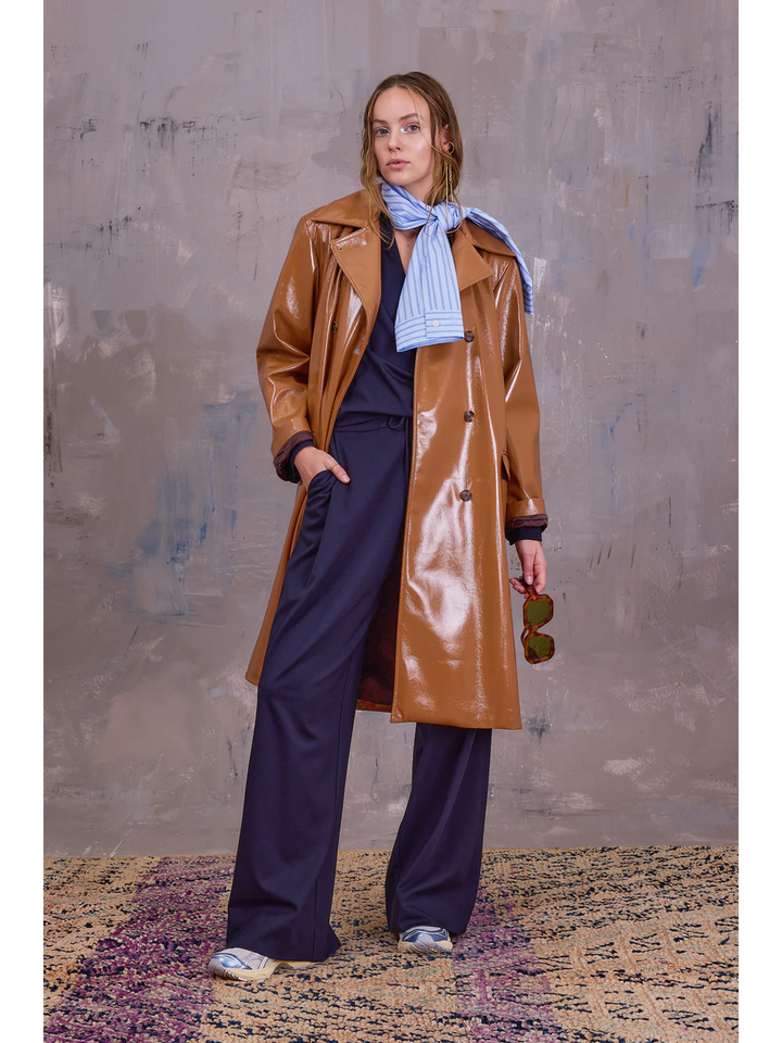 Camel kleurige mantel in lakleder Gianni Nathalie Vleeschouwer 