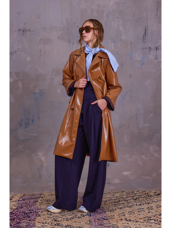 Camel kleurige mantel in lakleder Gianni Nathalie Vleeschouwer 