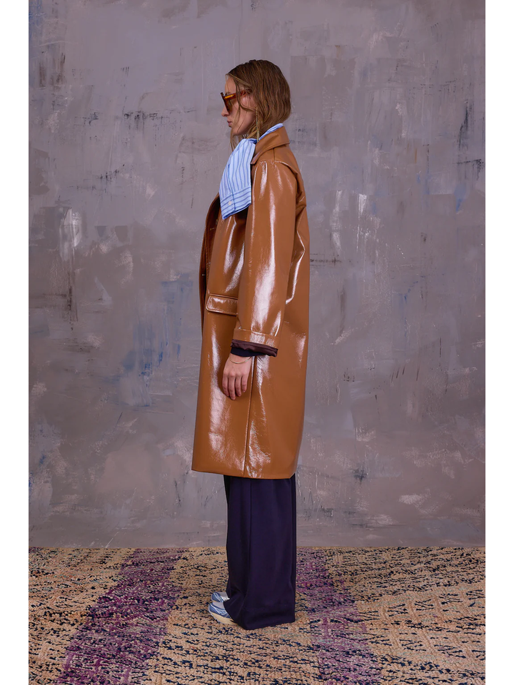 Camel kleurige mantel in lakleder Gianni Nathalie Vleeschouwer 