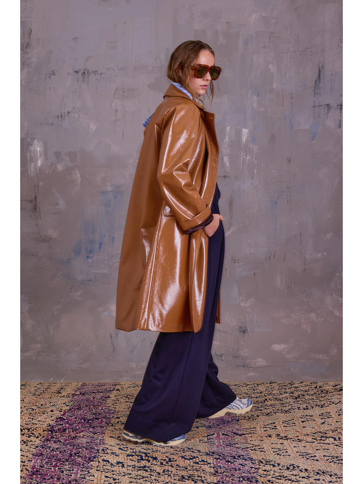 Camel kleurige mantel in lakleder Gianni Nathalie Vleeschouwer 