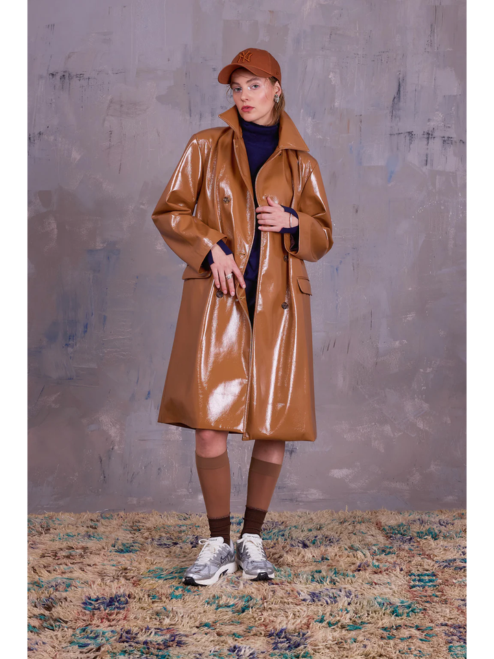 Camel kleurige mantel in lakleder Gianni Nathalie Vleeschouwer 