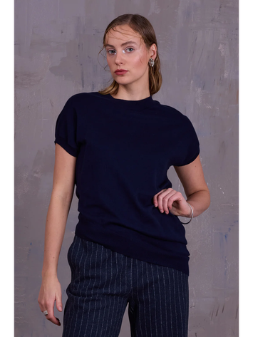 Blauwe top met korte mouwen en asymmetrische onderkant Gigi Nathalie Vleeschouwer