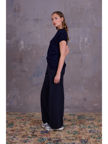 Blauwe top met korte mouwen en asymmetrische onderkant Gigi Nathalie Vleeschouwer