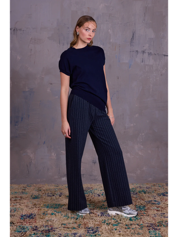 Blauwe top met korte mouwen en asymmetrische onderkant Gigi Nathalie Vleeschouwer
