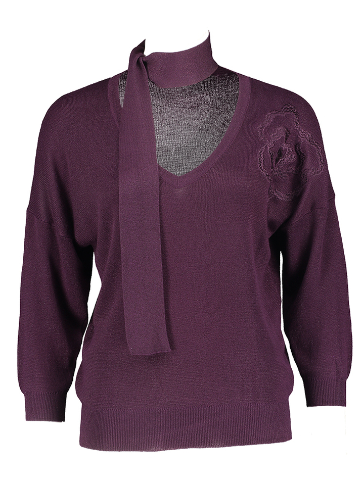 Bordeaux trui met v-hals en sierlijke bloem op de schouder Selene Atmos