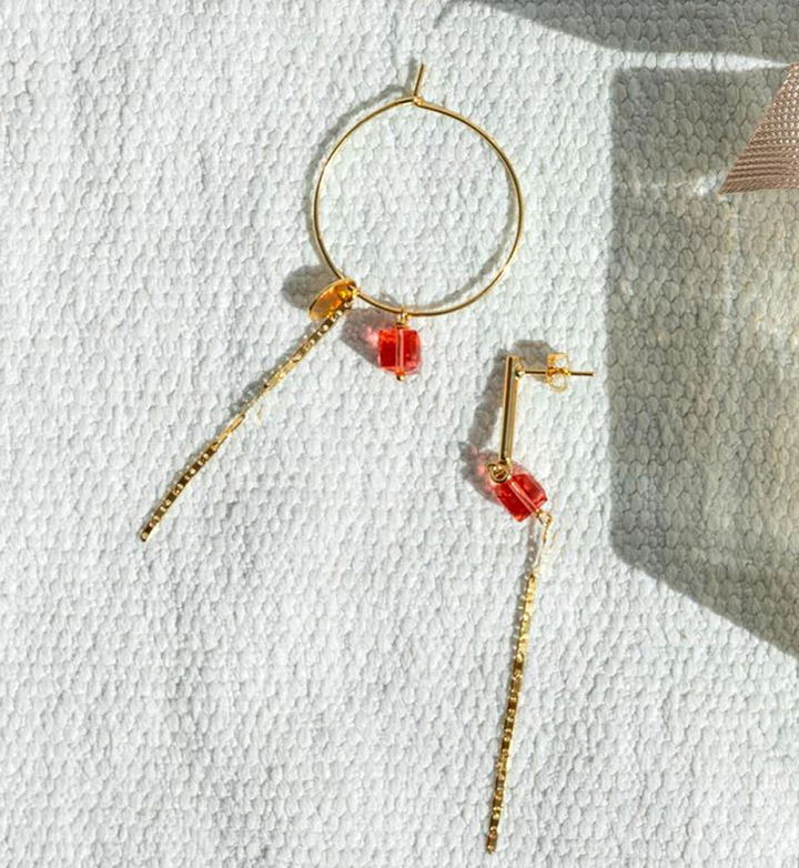 Platte ketting en asymmetrische oorbellen met kristallen creolen Vipy Murielle Perrotti