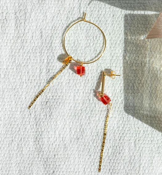 Platte ketting en asymmetrische oorbellen met kristallen creolen Vipy Murielle Perrotti