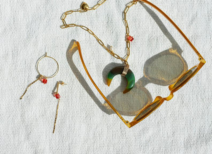 Platte ketting en asymmetrische oorbellen met kristallen creolen Vipy Murielle Perrotti