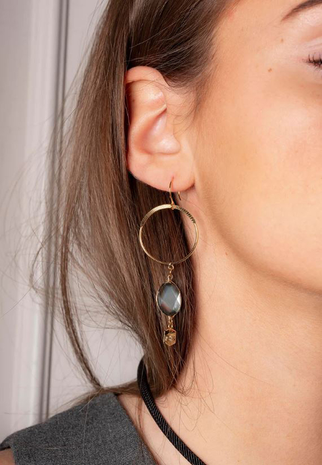 Asymmetrische oorbellen met parelmoer Uma Murielle Perrotti 