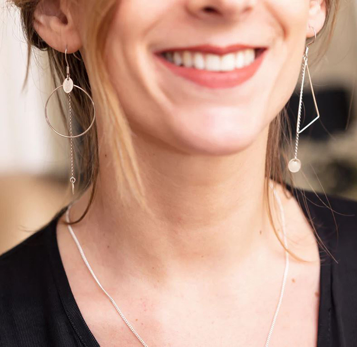 Asymmetrische oorbellen hoepel en driehoek Cloe Murielle Perrotti