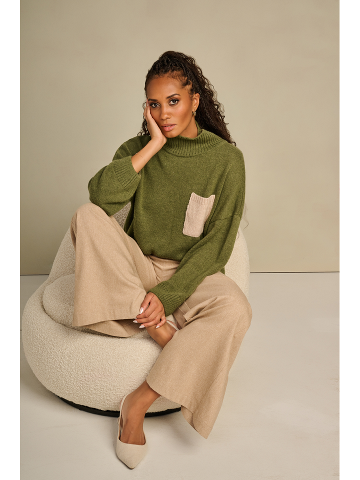 Kaki pull met rolkraag en beige opgestikte zak Stephy AC