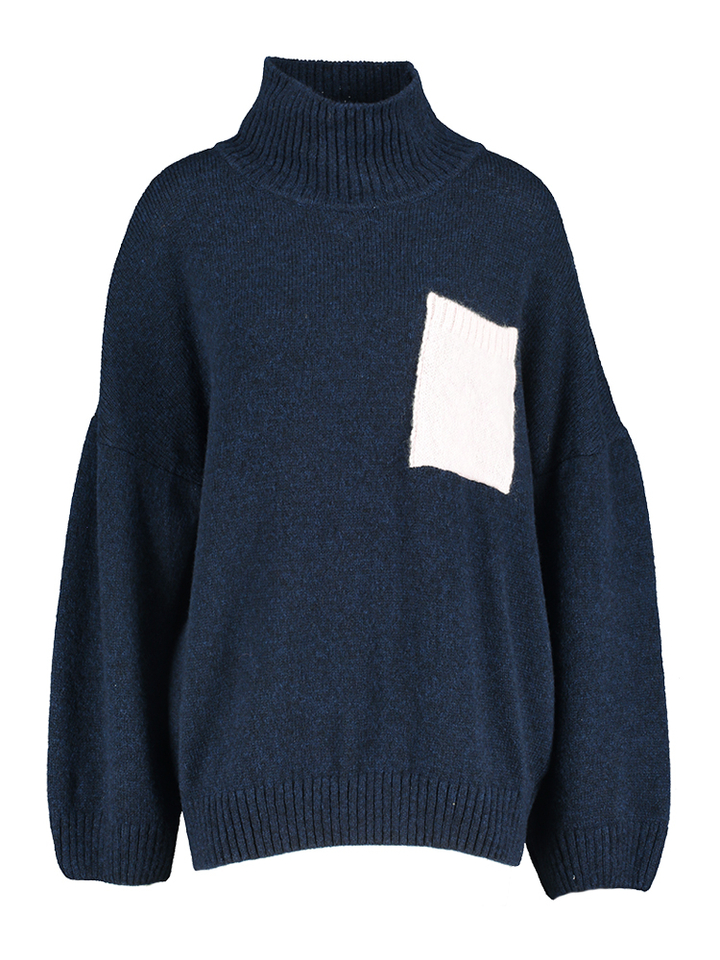 Blauwe pull met rolkraag en roze opgestikte zak Stephy AC 