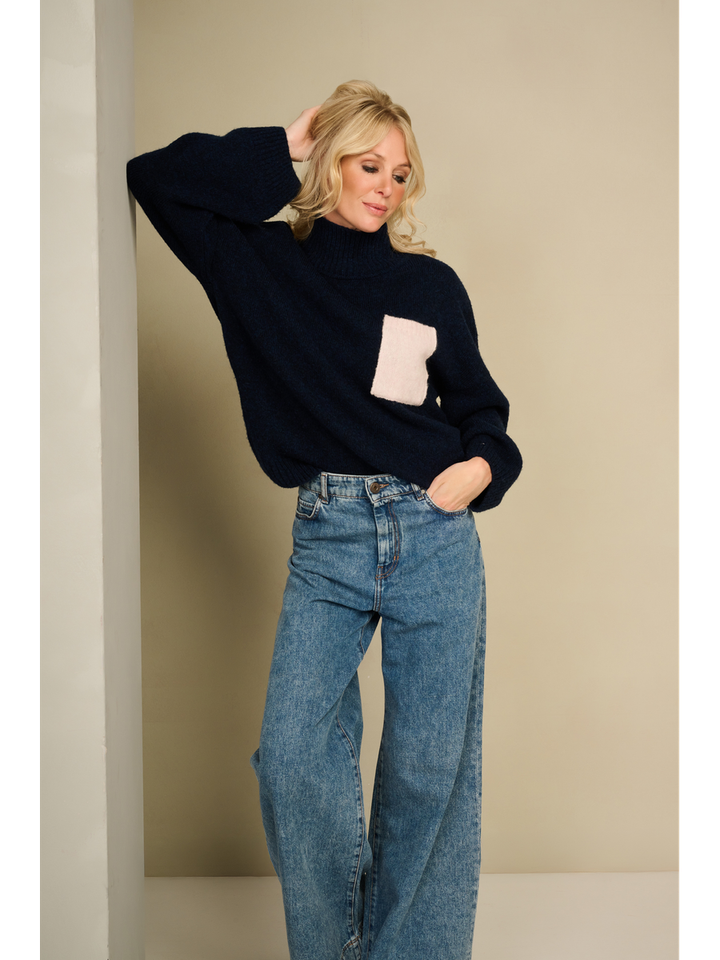 Blauwe pull met rolkraag en roze opgestikte zak Stephy AC 