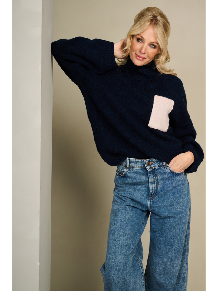 Blauwe pull met rolkraag en roze opgestikte zak Stephy AC 