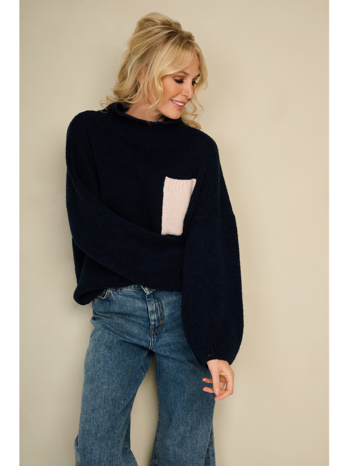 Blauwe pull met rolkraag en roze opgestikte zak Stephy AC 