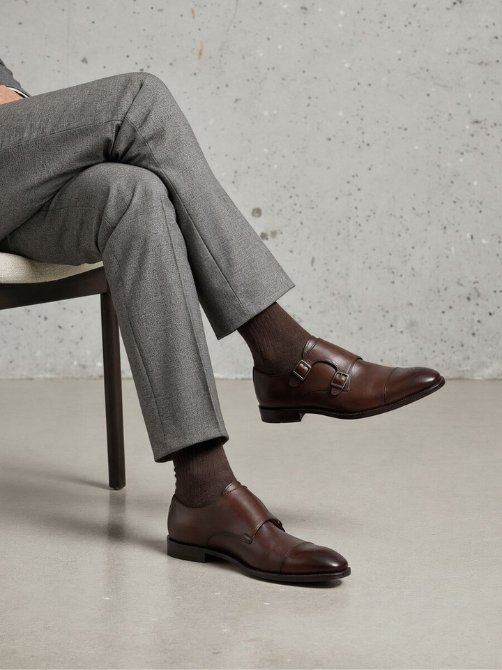 Donkerbruine lage schoenen met gespen Doucals