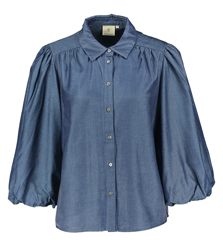 Blauwe soepelvallende bloes in jeanslook Bea Peppercorn