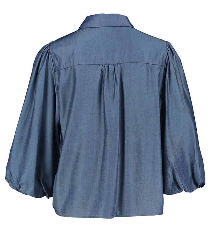 Blauwe soepelvallende bloes in jeanslook Bea Peppercorn