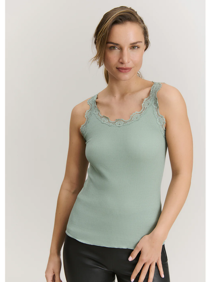 Iceberg green top in ribbel met kant Rosemunde