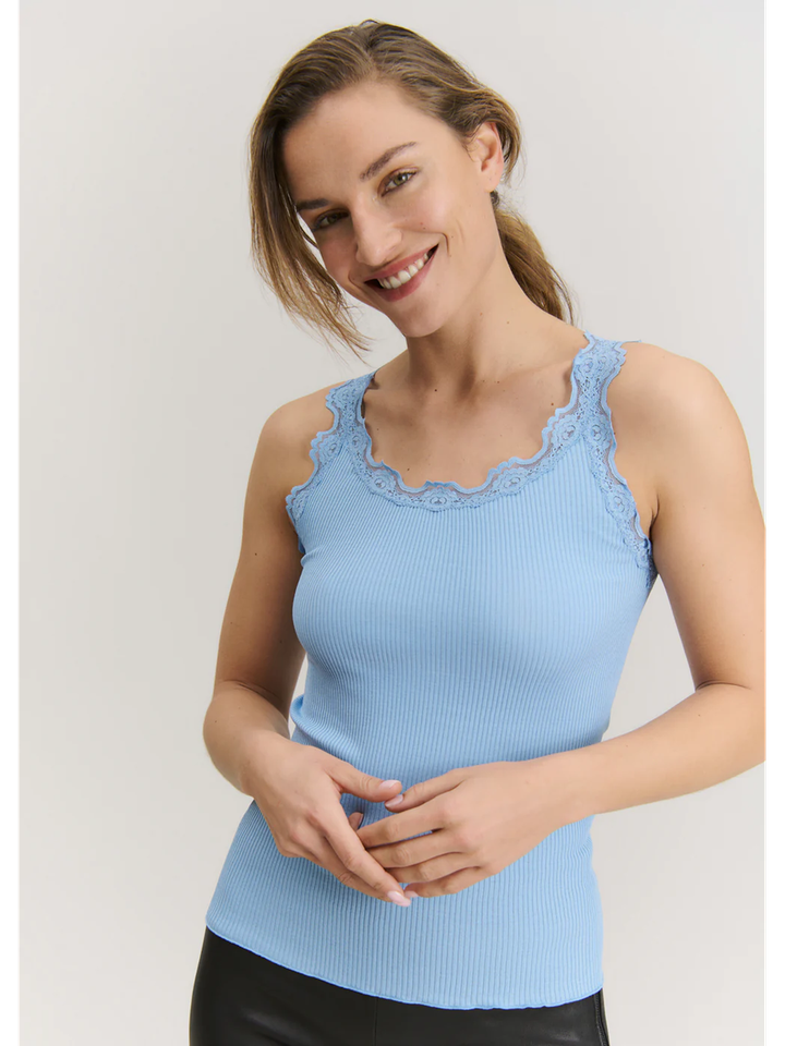 Lichtblauwe top in ribbel met kant Rosemunde 