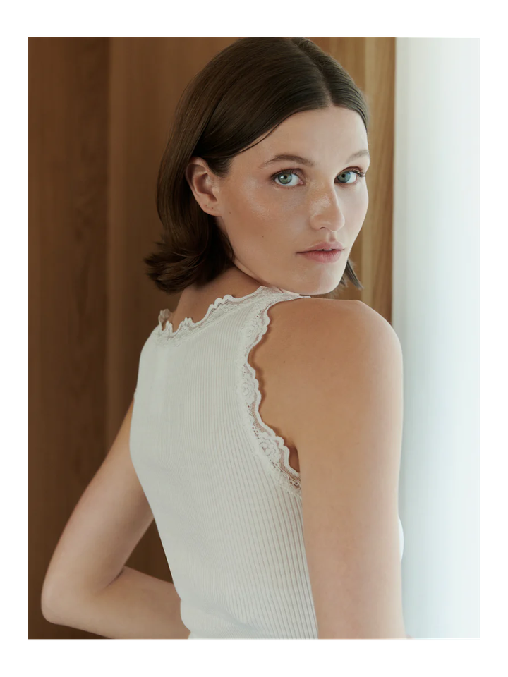 Witte top in ribbel met kanten detail Rosemunde