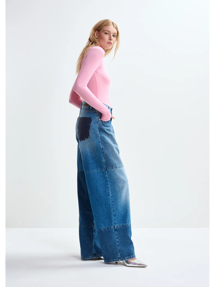 Blauwe loose fit jeans met detail op de achterzak Jee Essentiel