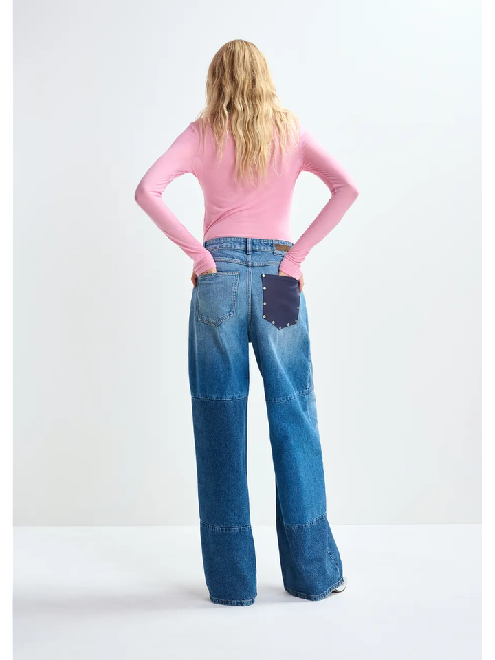 Blauwe loose fit jeans met detail op de achterzak Jee Essentiel