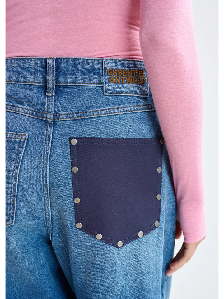 Blauwe loose fit jeans met detail op de achterzak Jee Essentiel