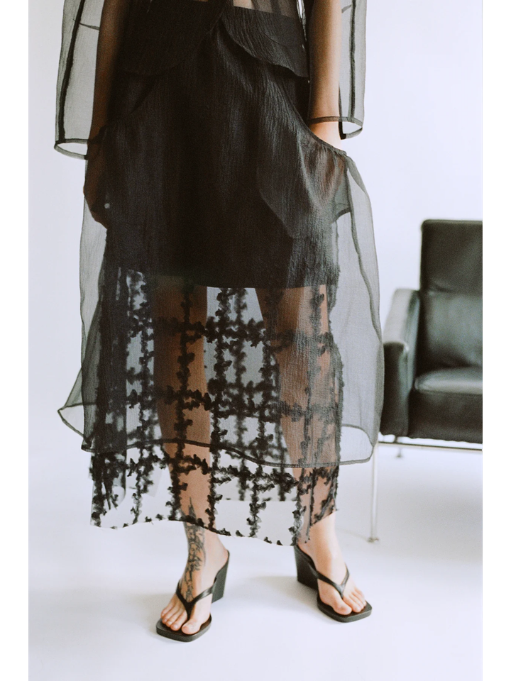 Zwarte doorzichtige lange rok met bloemenprint Sevara Baum Und Pferdgarten 