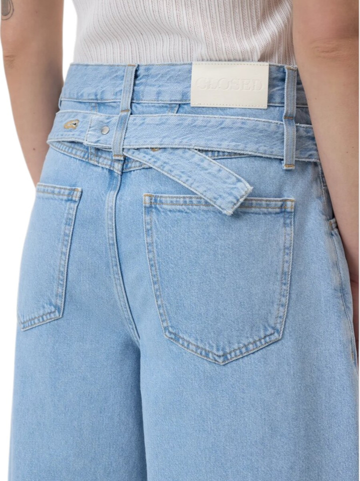 Lichtblauwe wide leg jeans met riem Closed 