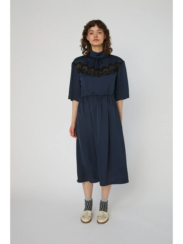 Donkerblauwe midi-jurk met kanten detail op de borst Stella Nova