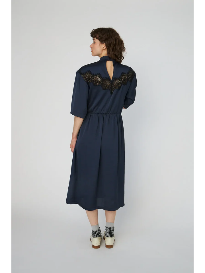 Donkerblauwe midi-jurk met kanten detail op de borst Stella Nova