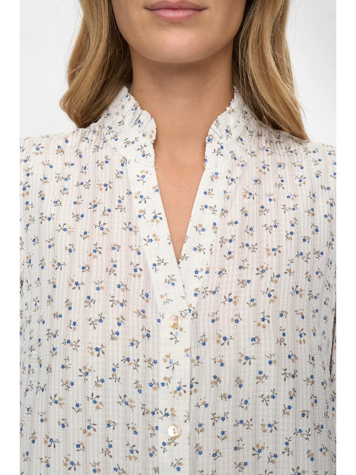 Ecru bloes met blauwe bloemenprint Nufenja Numph 