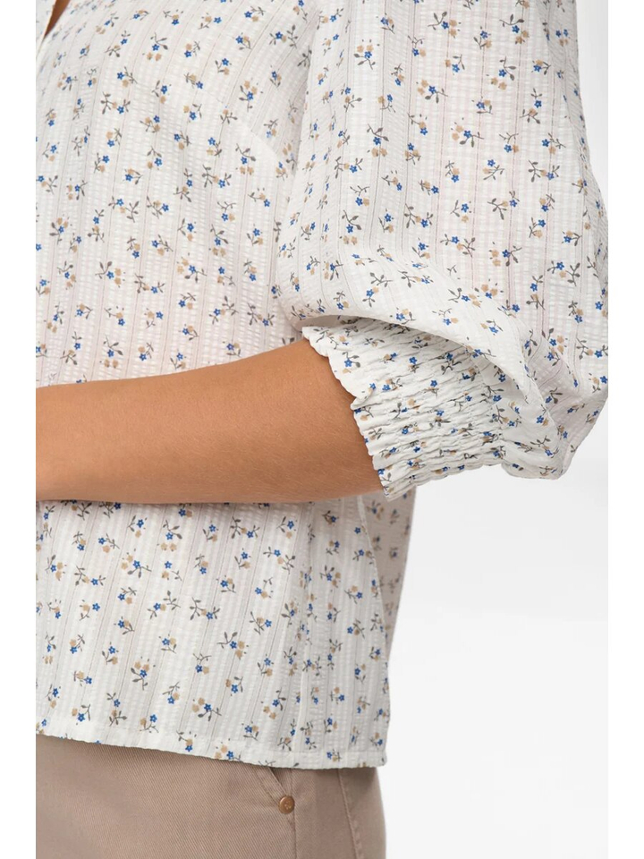 Ecru bloes met blauwe bloemenprint Nufenja Numph 