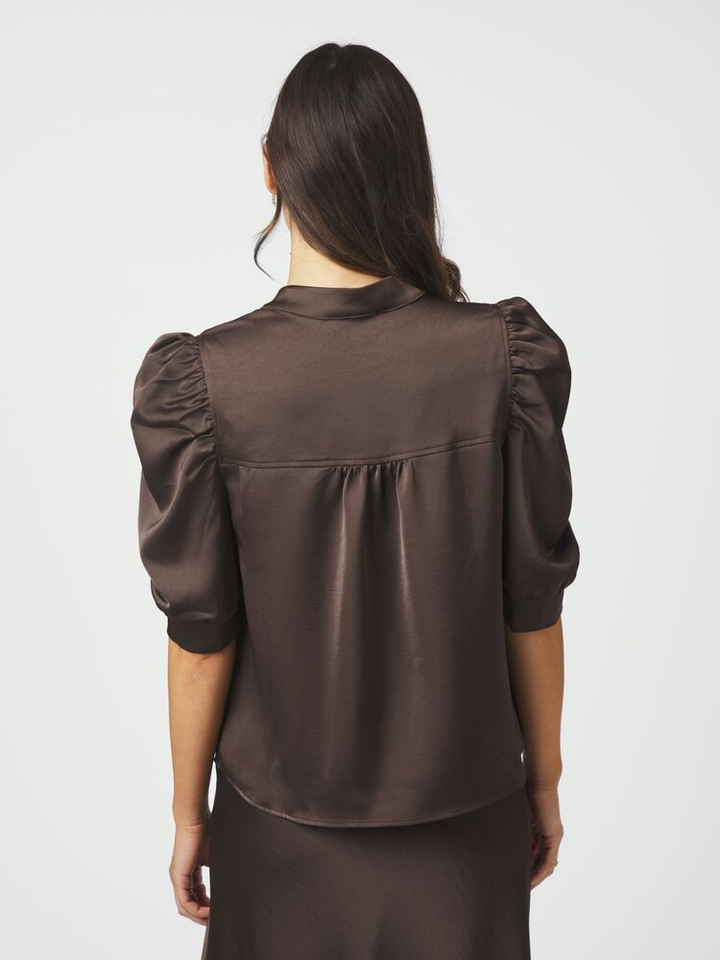 Donkerbruine blouse met V-hals en korte mouwen Roella Heavy Sateen Neo Noir