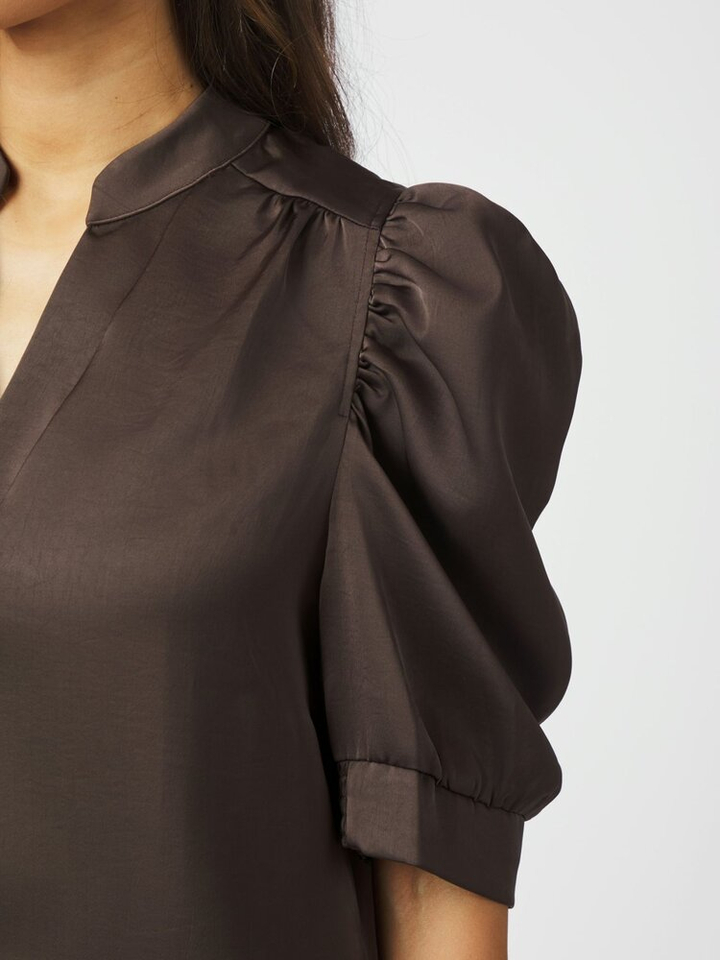 Donkerbruine blouse met V-hals en korte mouwen Roella Heavy Sateen Neo Noir