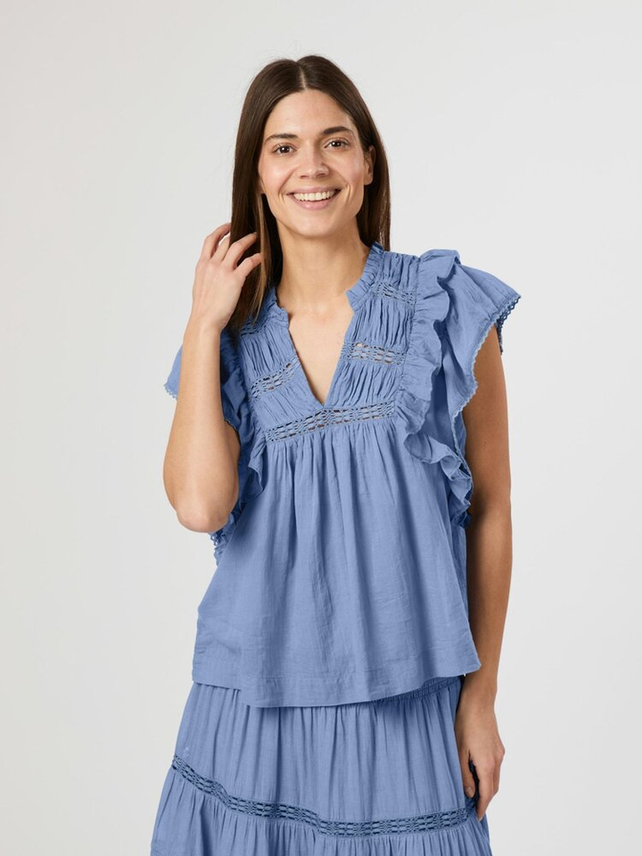 Blauwe top met broderie Jayla Neo Noir 