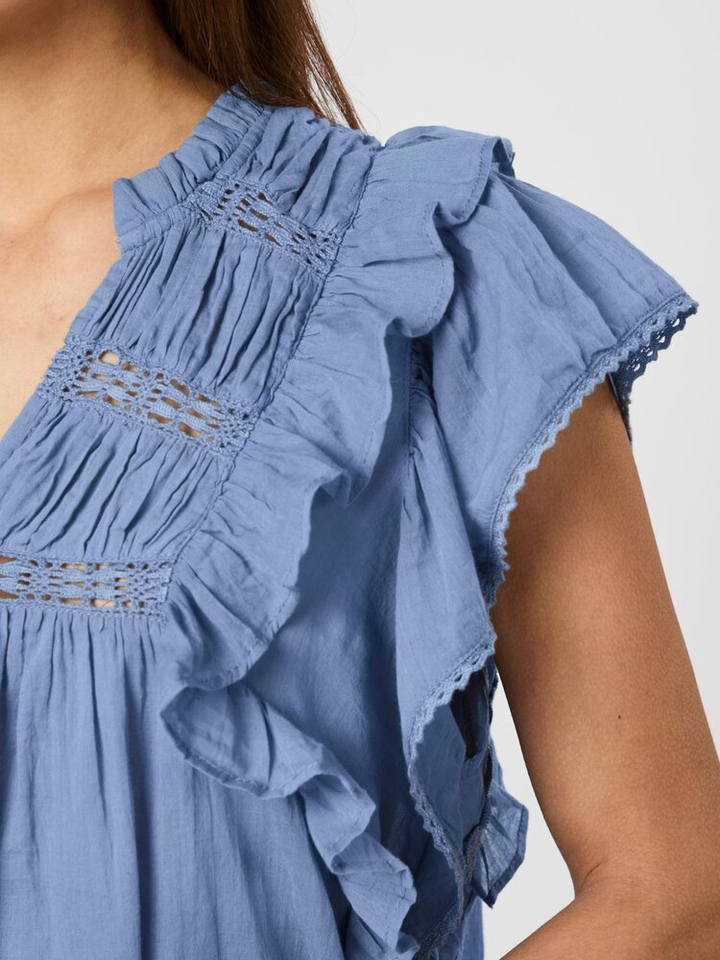 Blauwe top met broderie Jayla Neo Noir 