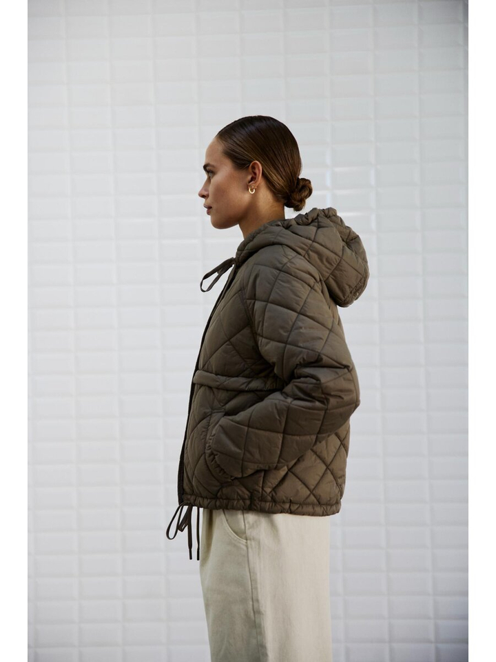 Kaki groene korte jas met kap Astrid Withblack