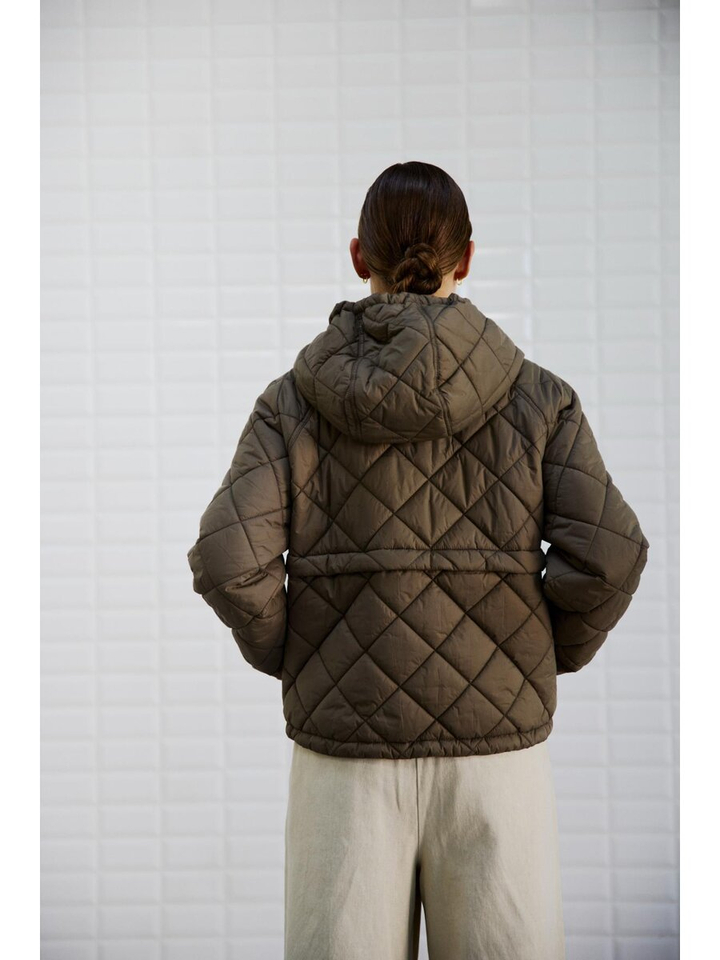 Kaki groene korte jas met kap Astrid Withblack