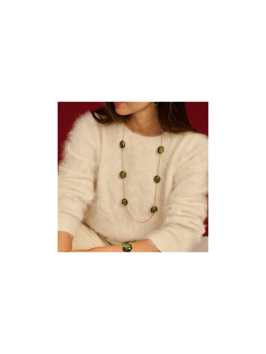 Groene lange halsketting met ronde en hoekige harsstenen Les Cordes