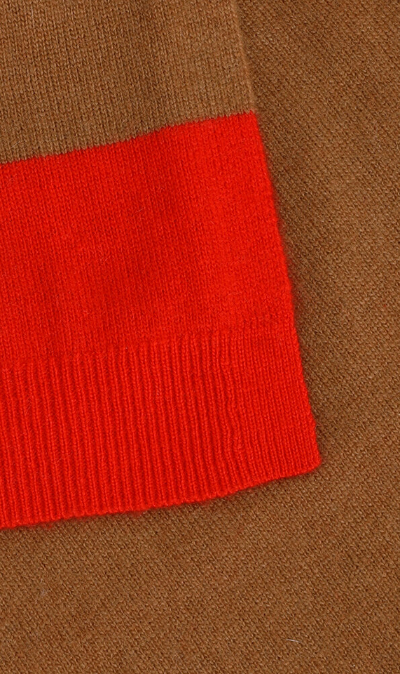 Bruin met  rood gestreepte sjaal Auko Xandres