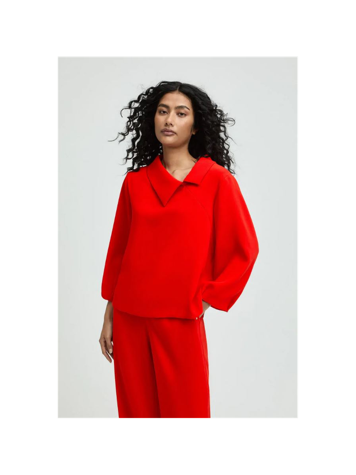 Rode blouse met asymmetrische kraag Holkje Xandres 