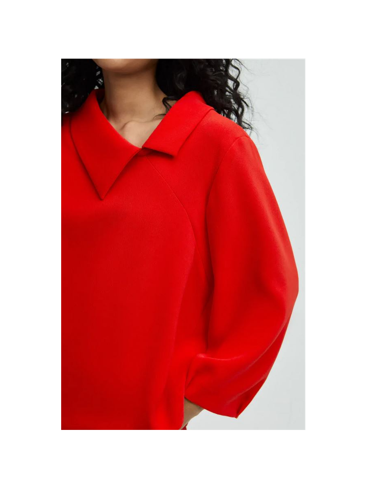 Rode blouse met asymmetrische kraag Holkje Xandres 