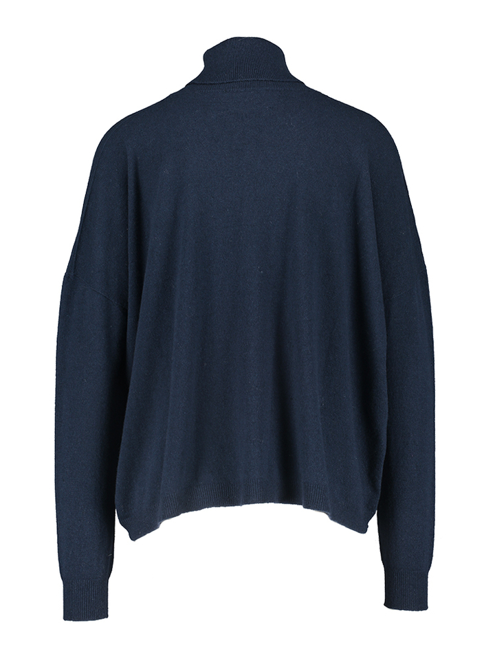 Blauwe pull met rolkraag en detail aan de hals Maevi Doudoun