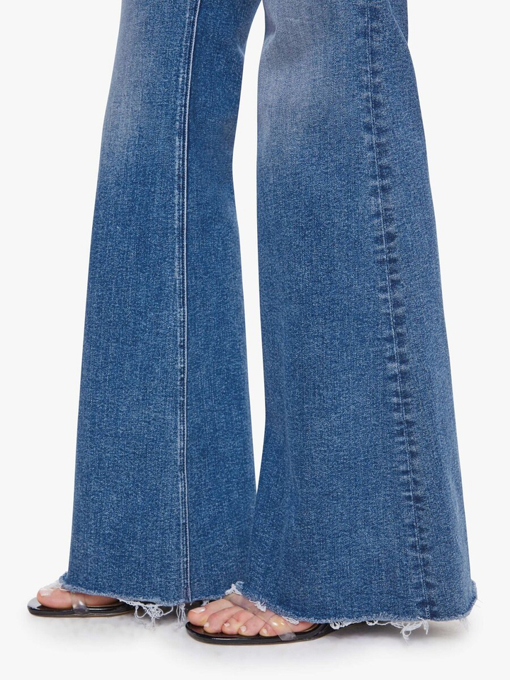 Blauwe flared jeans met uitgerafelde boord The doozy sneak fray Mother