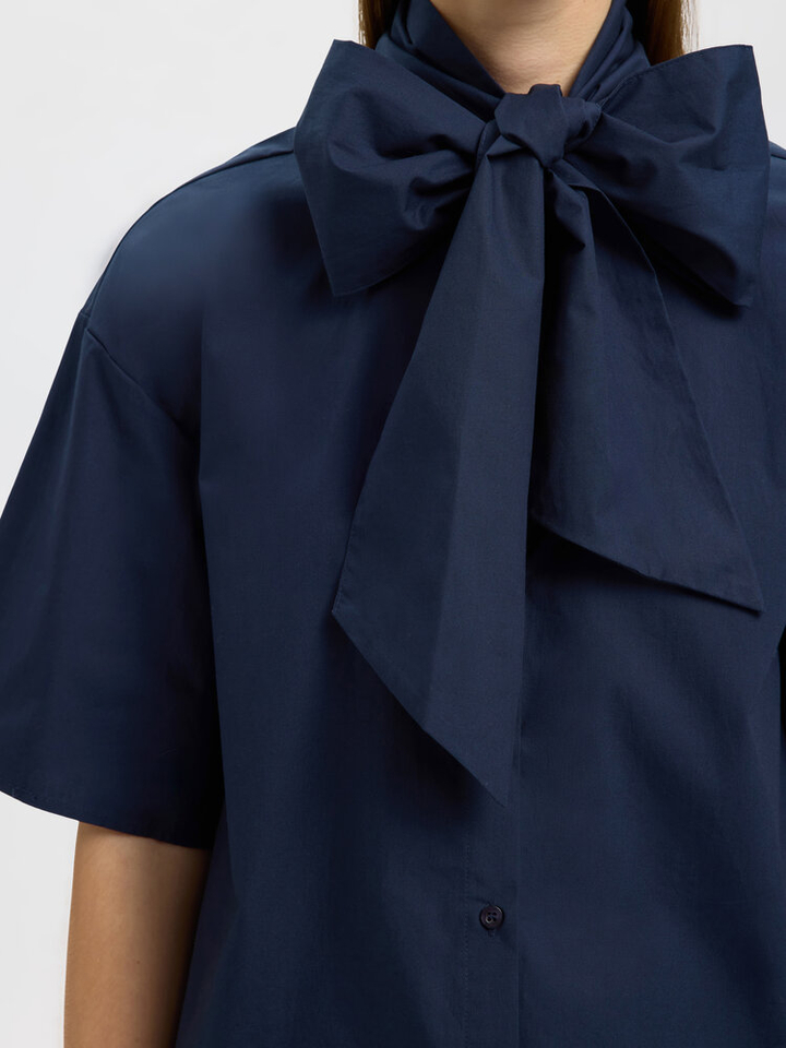 Donkerblauwe katoenen wijdere korte bloes met strik Selected 