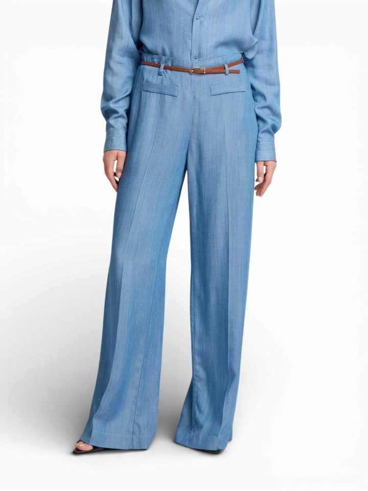 Lichtblauwe soepelvallende broek met hoge taille en fijne riem Metel Kocca