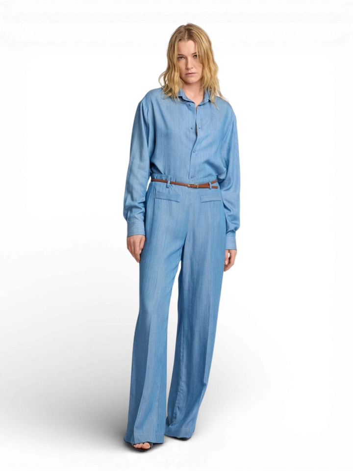 Lichtblauwe soepelvallende broek met hoge taille en fijne riem Metel Kocca