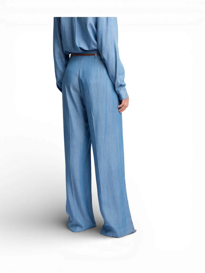 Lichtblauwe soepelvallende broek met hoge taille en fijne riem Metel Kocca